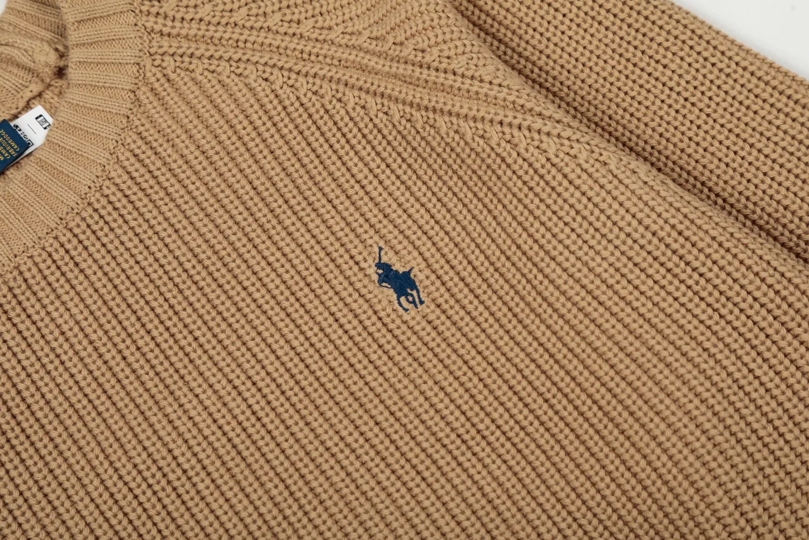 P220 Top quality" Style number: DS812# (not off the shelves all year round) [Ralph Lauren round neck piqué knitted sweater with war horse embroidery on the front and back] ✅Ralph Lauren classic basic versatile round neck pullover sweater for men and women ✅Main supply platform live broadcast Wholesale entity Replenish if out of stock Not removed from the shelves ✅ZP quality 1:1 version Scan the code to enter the GF website Counter quality ✅Detailed quality The only one in Guangzhou Imported quality cotton yarn Mainly high-end, cost-effective, good quality needless to say ✅The version is restored to the original order, the maximum size can be worn up to 200 pounds, loose, comfortable and stress-free ✅The upper body is simple and easy to match, ootd must-have style, good-looking clothes are never picky, a must-have item in the wardrobe is recommended. Size: S-XL Color: White, gray, khaki, navy blue, brown, burgundy, black with white label, black with red label